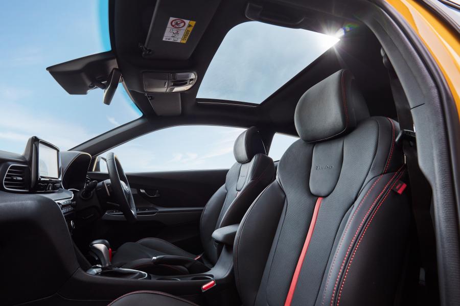 Интерьер Hyundai Veloster Turbo Premium 2019 года  (AU) (фото 31 из 41)